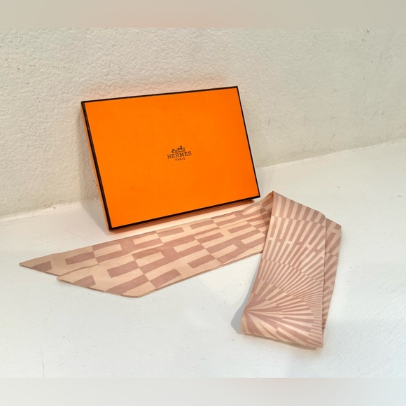❤️SOLD❤️ Auth HERMES Pink “H” Monogram Pink Twilly Silk Ribbon 34” x 2” - Picture 12 of 16